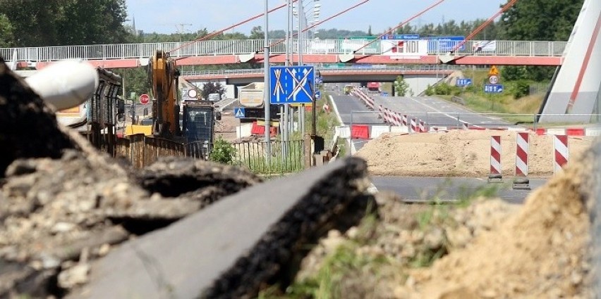 Uszkodzony wiadukt i droga na DK86 w Katowicach. Droga jest...