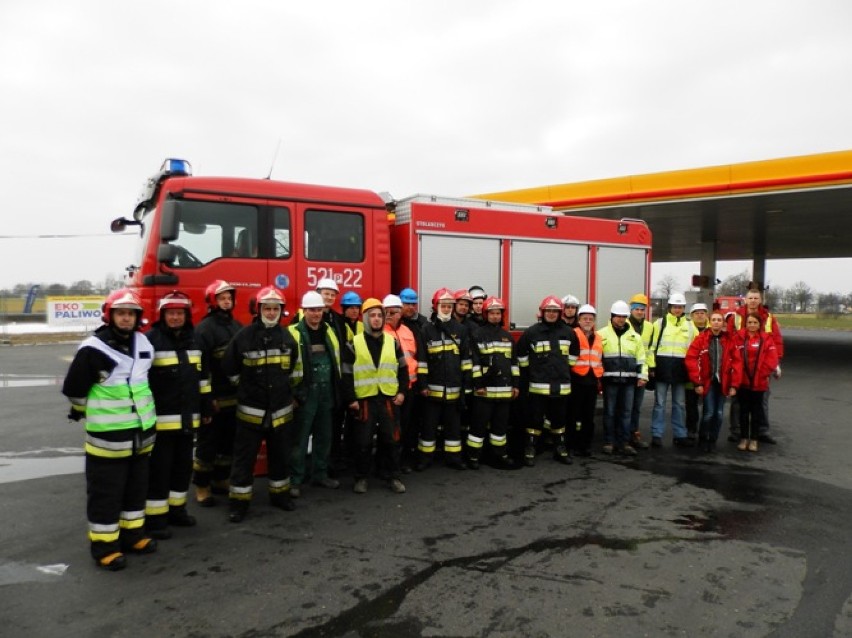 Ćwiczenia strażaków na stacji Shell w Bogdanowie