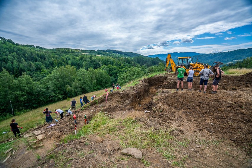 Maszkowice. Archeolodzy powrócili na Górę Zyndrama. Odkopują fragmenty tajemniczej warowni