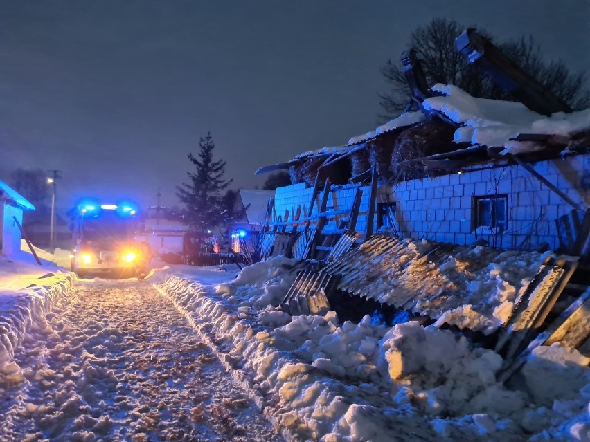 Prawdziwa plaga zawaleń dachów w powiecie! Nie wytrzymują pod naporem ciężkiego śniegu 