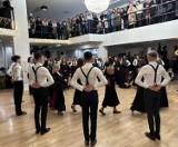 Studniówka 2024. Tradycyjny polonez rozpoczął bal maturzystek i maturzystów I Liceum Ogólnokształcącego w Lesznie