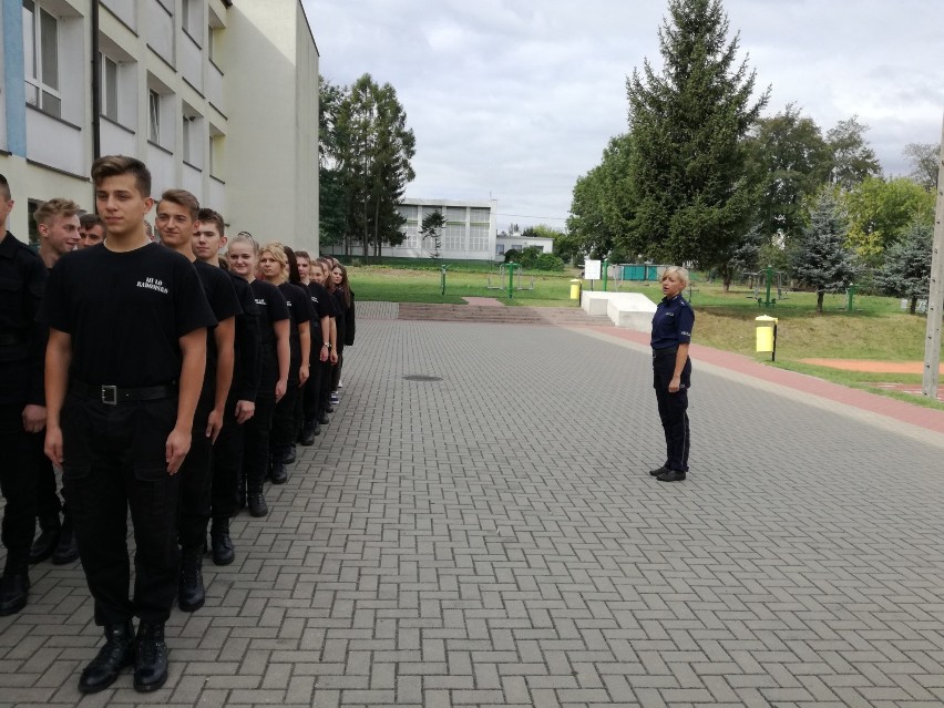Musztra uczniów klasy policyjno-mundurowej w ZSP 1 w...