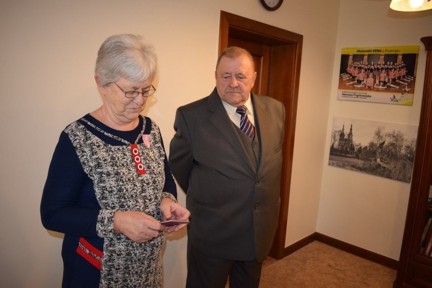 Wolsztyn: Jubilaci ze wsi Mochy (gm. Przemęt) otrzymali Medal ze Długoletnie Pożycie Małżeńskie
