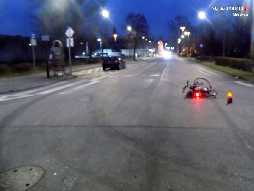 Wypadek w Myszkowie. 77-letni rowerzysta potrącony przez samochód na skrzyżowaniu w centrum miasta