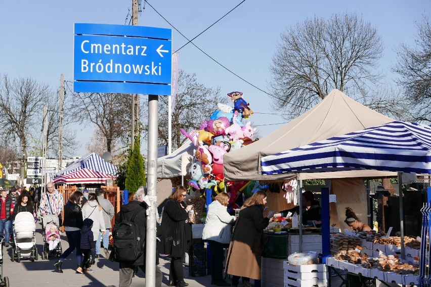 Handel przy cmentarzach. „Mydło i powidło”. Co znajduje się na straganach przy nekropoliach?