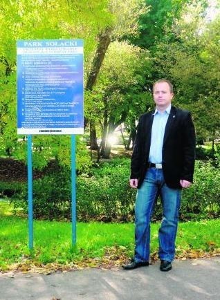 Radny Jakub Jędrzejczak chce, by park był w pełni oświetlony