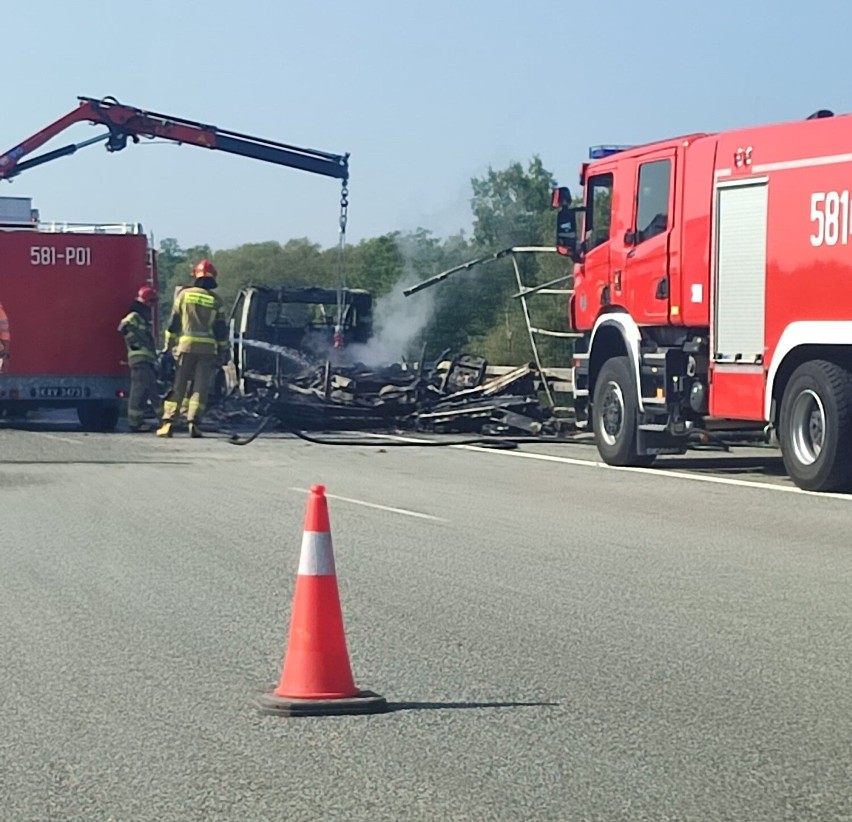 Podróżujący samochodem zdążyli opuścić auto zanim pożar...