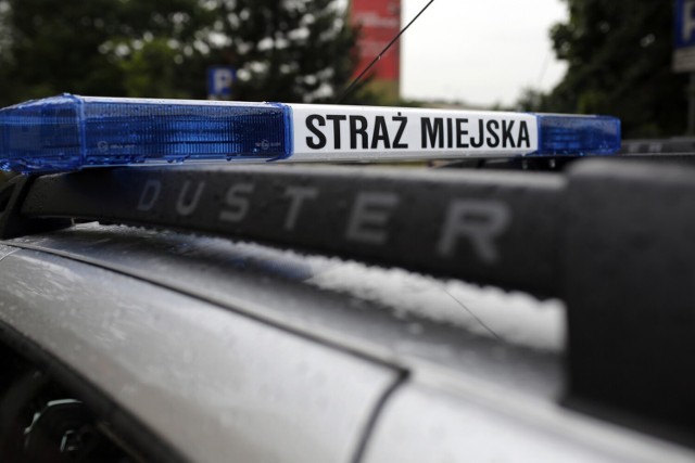Strażnicy miejscy pomogli 36-letniemu mężczyźnie chorującemu na schizofrenię, który przyjechał do Krakowa z Olsztyna i nie wiedział, jak wrócić do domu.