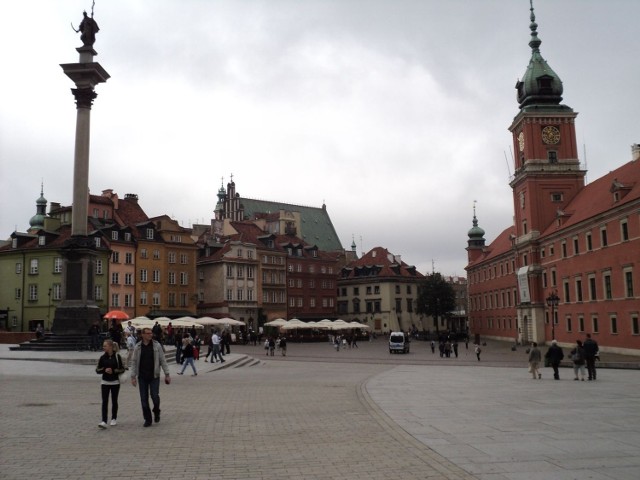 Wystawę &quot;Um&oacute;wiłem się z nią na dziewiątą...&quot; można oglądać na Międzymurzu im. Piotra Biegańskiego przy placu Zamkowym w Warszawie. Fot. Ewa Krzysiak