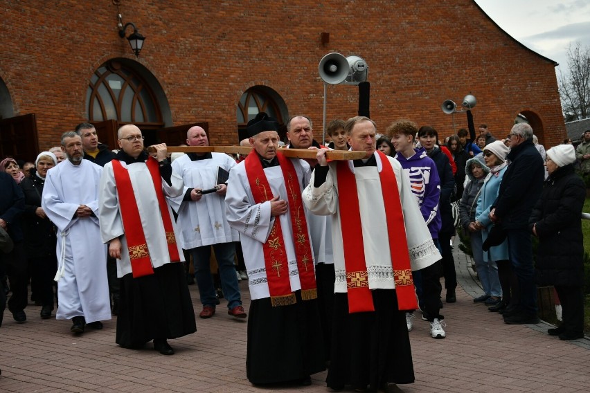 Tłumy na Drodze Krzyżowej w parafii świętego Stanisława na osiedlu Barwinek w Kielcach. Piękne rozważania oparte na nauczaniu Jana Pawła II