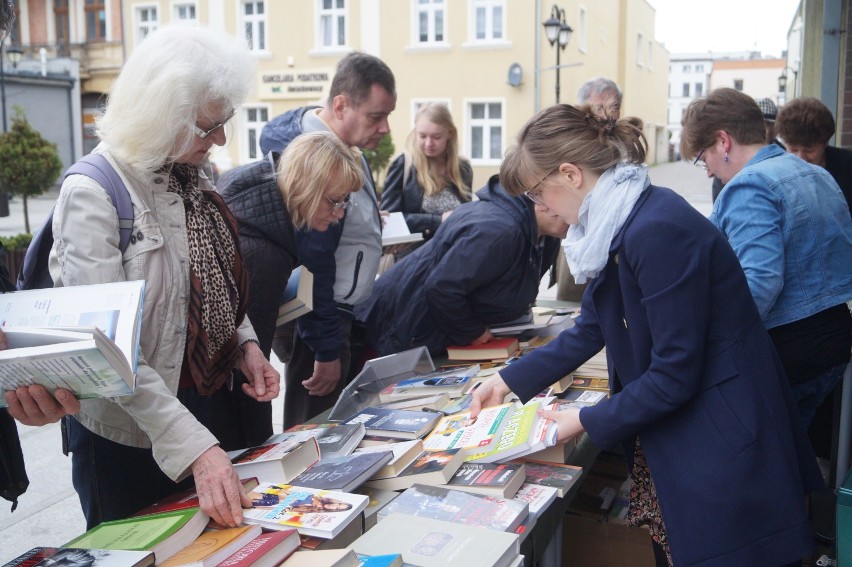 W Inowrocławiu na kiermaszu można było kupić książki [zdjęcia] 