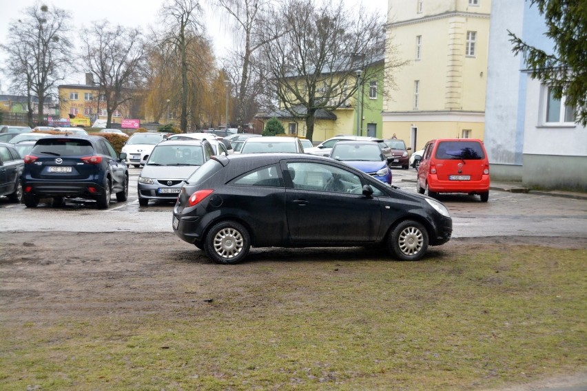 Tak w Sępólnie wygląda zatłoczony parking przy urzędzie...