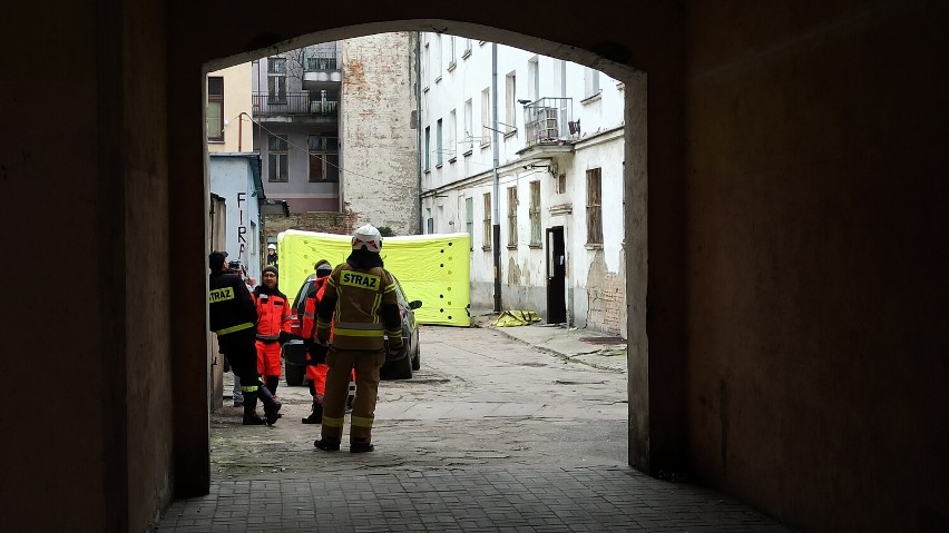 Kalisz: Młoda kobieta groziła, że skoczy z dachu. Negocjacje trwały kilka godzin. ZDJĘCIA