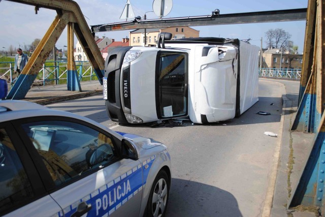 Kolejny bus uderzył w belkę poprzeczną wiaduktu przy 1 Maja