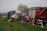 Wypadek w Komornie. Samochód osobowy zderzył się z autokarem wiozącym dzieci