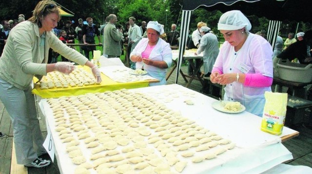 Mistrzostwa w lepieniu pierogów zawsze przyciągają tłumy kibiców. Najpierw można popatrzeć, a potem dobrze podjeść