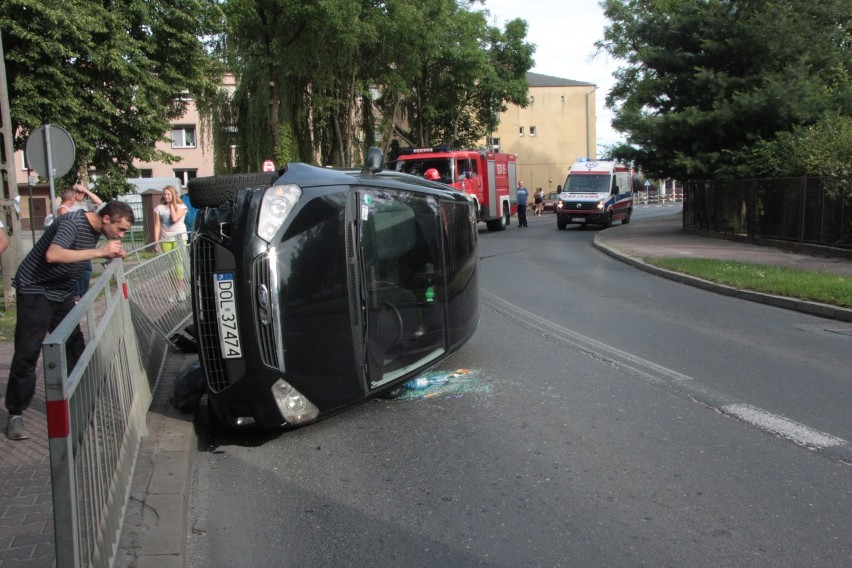 Pijana kobieta dachowała w Dziadowej Kłodzie, w Sycowie kierowca uderzył autem w barierki