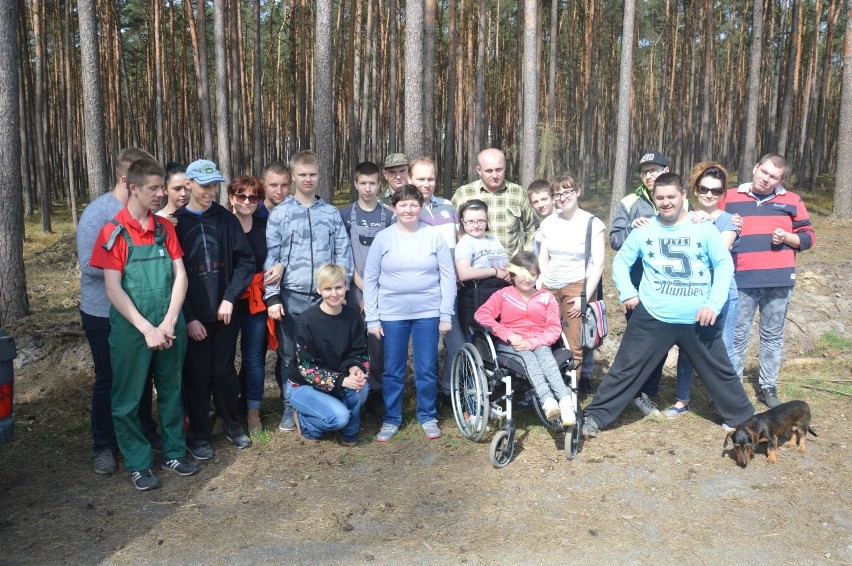 Uczniowie ośrodka w Gromadzicach posadzili sosnowy las [ZDJĘCIA]