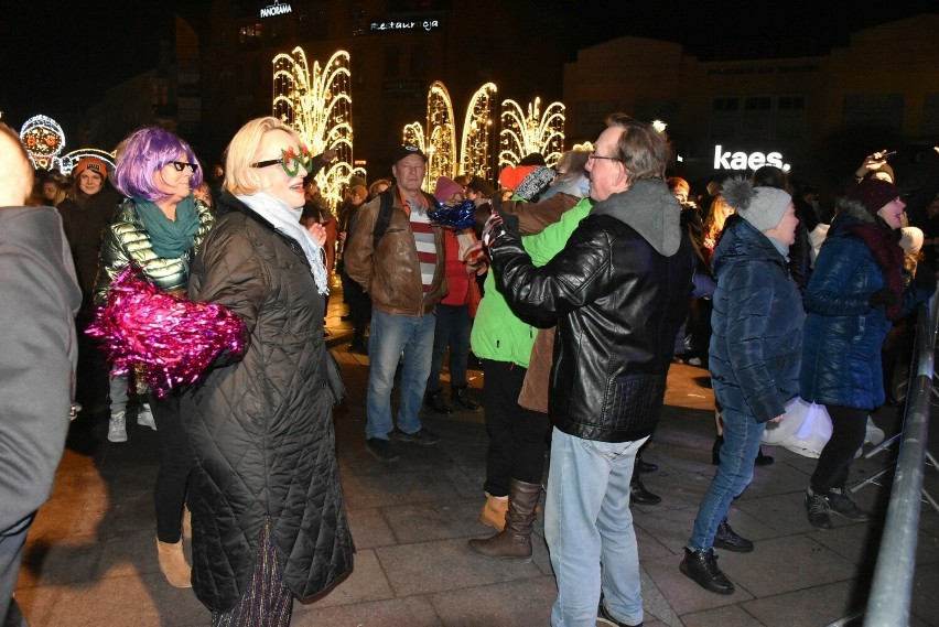 Sylwester 2023 w Malborku. Mieszkańcy powitali nowy rok przy pokazie fireshow zamiast fajerwerków