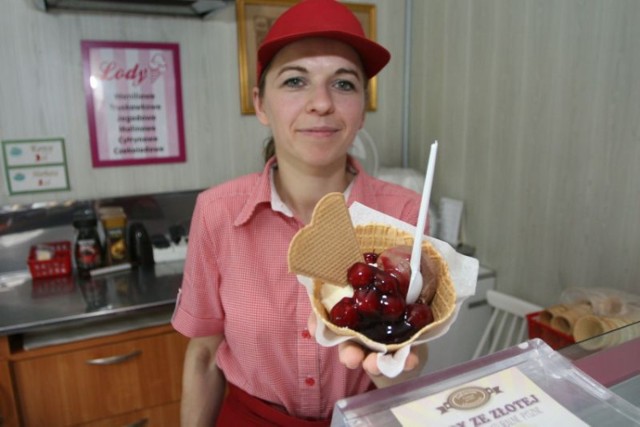 Iwona Pakuła z lodziarni przy ulicy Złotej w Kielcach prezentuje jeden z chętniej wybieranych obecnie deserów.