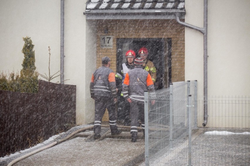 Pożar domu w Siemianicach. Na miejscu sześć zastępów straży...