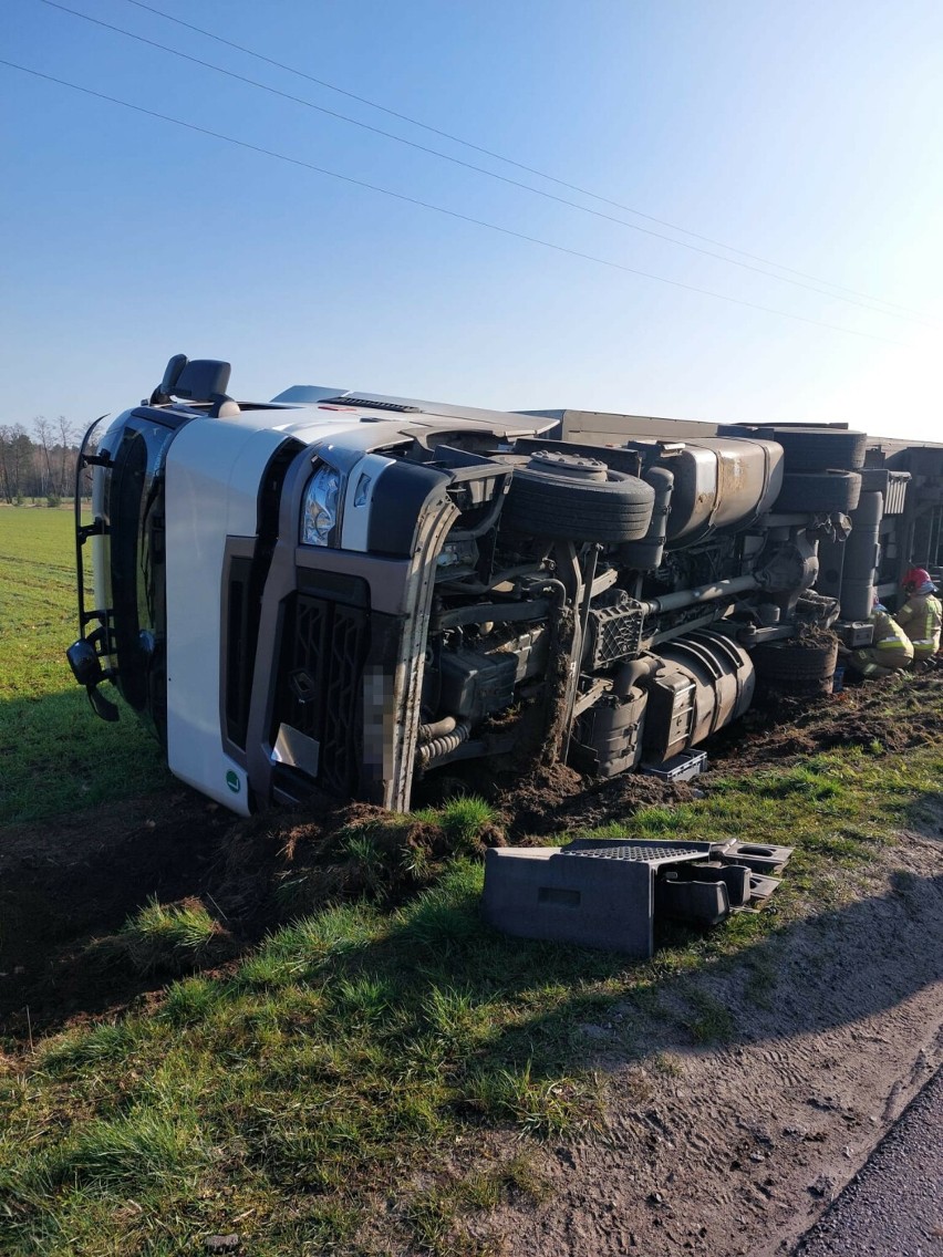 W Woli Jabłońskiej ciężarówka wypadła z drogi i przewróciła się na bok