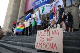 Kraków. Opozycyjny protest przeciw ideologizacji edukacji i nauki przed Muzeum Narodowym. Ostre słowa na demonstracji