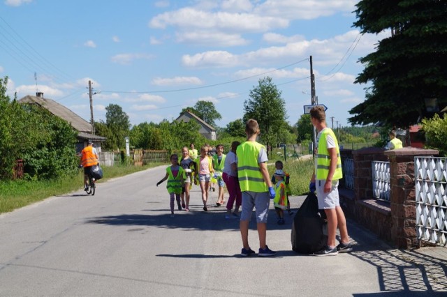 „Ekologiczny piknik dla dzieci we wsi Podlesko” - zorganizowała go wraz z grupą znajomych Nina Fiecek z Biura Promocji i Reklamy ZPUE. Akcja polegała na sprzątaniu przydrożnych rowów i uświadomieniu dzieciom jak ważne jest dbanie o środowisko naturalne.

ZOBACZ TAKŻE:
Czy w te wakacje bursztynowa komnata przebije popularność złotego pociągu?

(Źródło:polskatimes.pl)