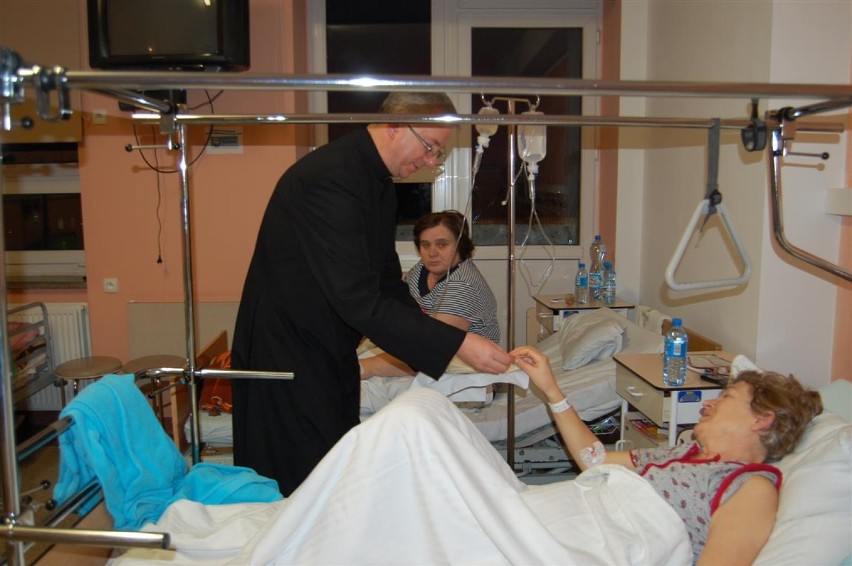 BIskup Kasyna w szpitalu w Kartuzach z opłatkiem
