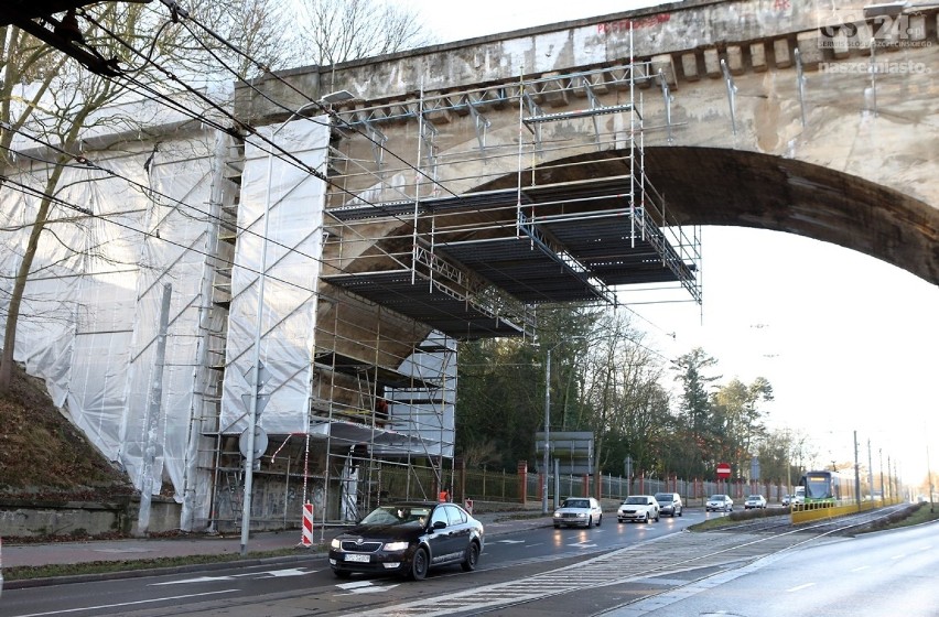 Trwają prace nad modernizacją wiaduktu kolejowego nad ulicą...