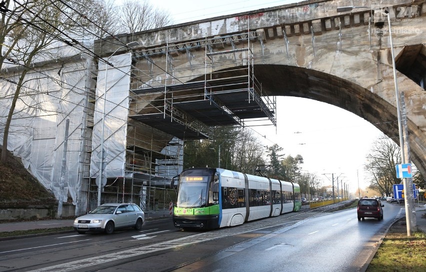 Trwają prace nad modernizacją wiaduktu kolejowego nad ulicą...