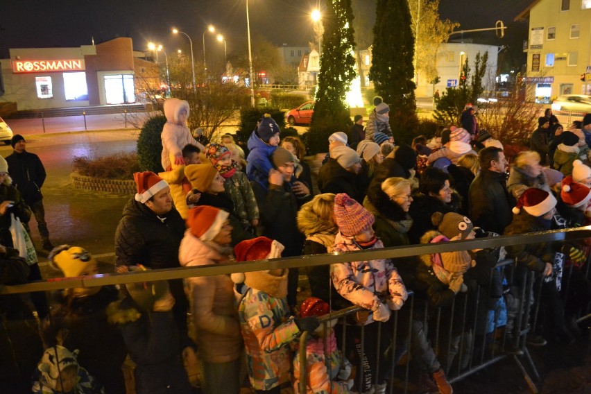 Pruszcz Gdański: Mikołajki w mieście. Święty Mikołaj wraz ze swoimi pomocnikami zatańczył przed urzędem miasta