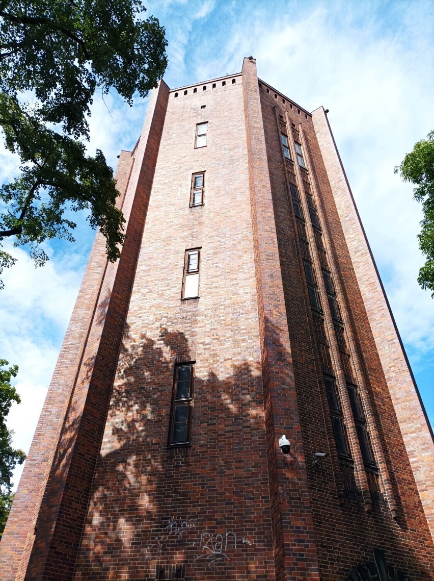 Wieża ciśnień w Dzierżoniowie przy murach obronnych