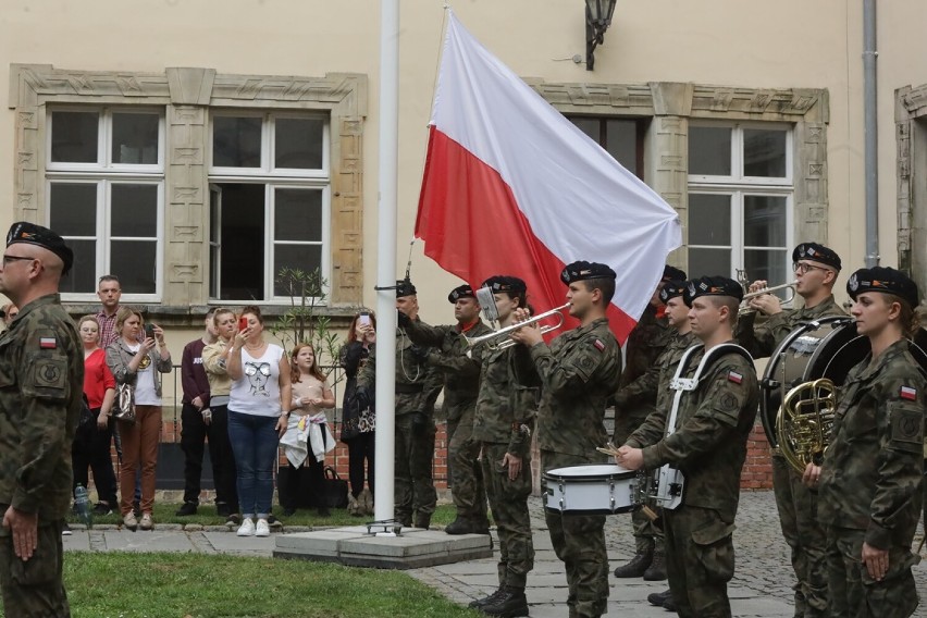 Ślubowanie uczniów Wojskowej Szkoły Średniej w Legnicy, zobaczcie zdjęcia