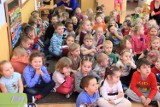 Przedszkolaki z uwagą słuchały bajek czytanych przez starostę