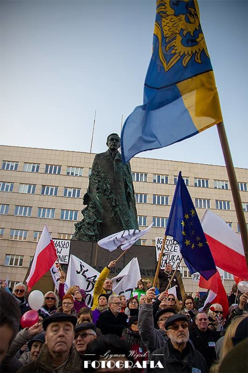 Katowice: Manifestacja w obronie demokracji [demonstracja KOD]. Zobacz zdjęcia