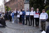 „Stop tęczowej agresji” - w Toruniu. Zobacz zdjęcia z manifestacji przeciwko LGBT