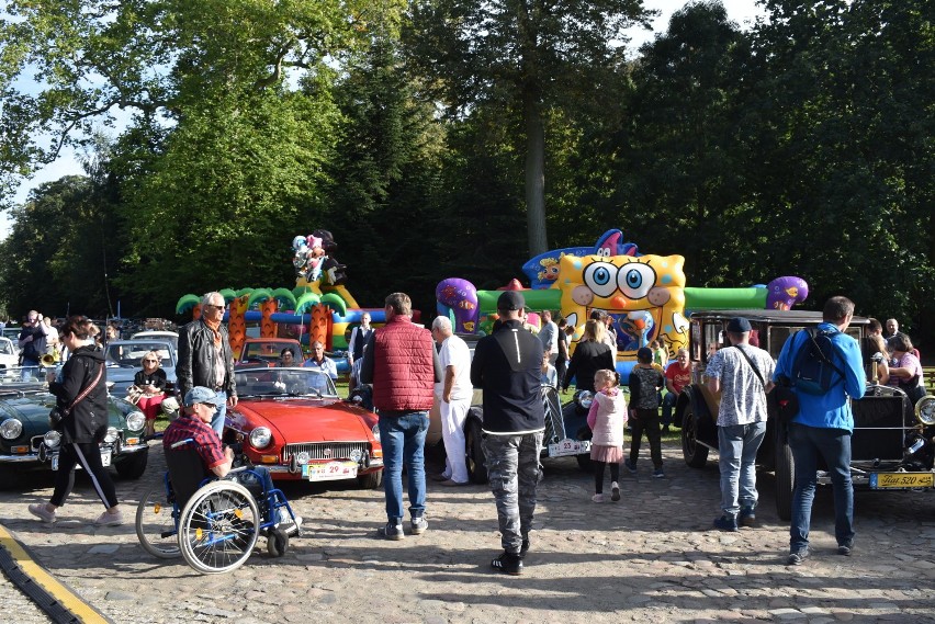 Dobrzyca. 12. Pleszewsko-Jarocińsko-Dobrzycki Rajd Pojazdów Zabytkowych finiszował na terenie Muzeum Ziemiaństwa