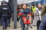 Uchodźcy wojenni z Ukrainy dotarli na Pomorze. Specjalny pociąg przyjechał z Przemyśla