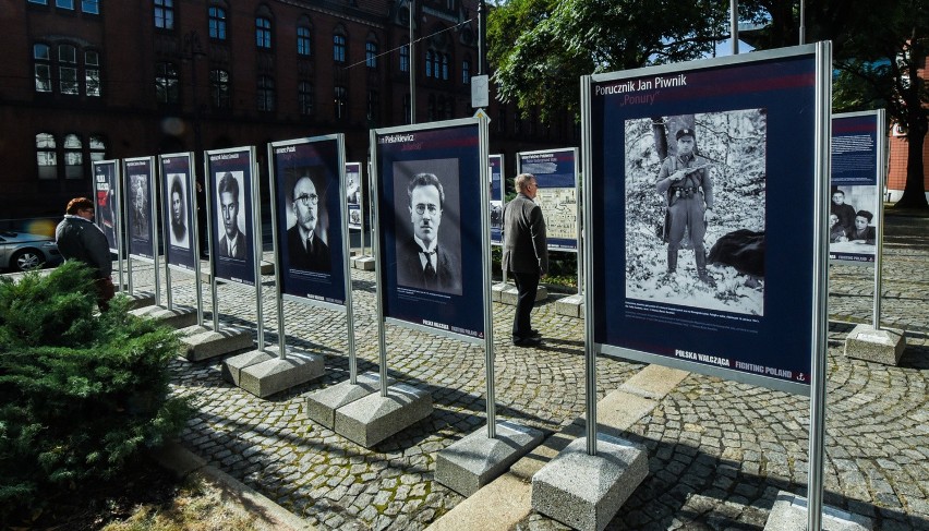 Uroczyste odsłonięcie tablicy upamiętniającej bohaterów...