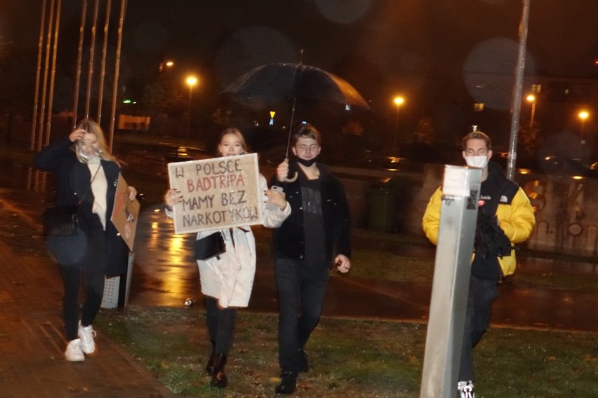 Leszno. Trwa BLOKOWANIE Alei Konstytucji 3 Maja w Lesznie. Kobiety protestują i zaostrzają strajki - 30.10.2020 [ZDJĘCIA]
