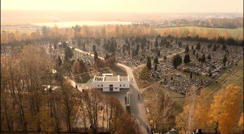 Urokliwy cmentarz komunalny w Złotowie z lotu ptaka. Zobaczcie zdjęcia wykonane przed uroczystością Wszystkich Świętych