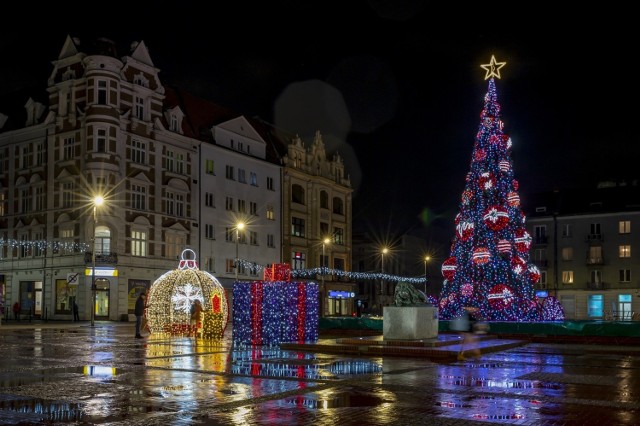 Pojawiły się świąteczne iluminacje w Bytomiu. Na rynku tradycyjnie stanęła ogromna choinka. Zobacz zdjęcia >>>