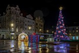 W Bytomiu rozbłysły świąteczne iluminacje. Na rynku tradycyjnie stanęła ogromna choinka. Zobacz ZDJĘCIA 