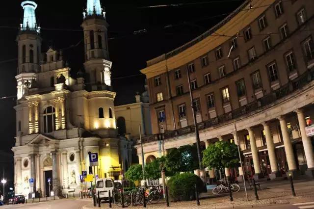 Pomyślicie sobie, że to pomyłka, ale jednak. Plac Zbawiciela zimą traci swoją magię. Najpopularniejsza miejsca często świecą pustkami, a po letniej atmosferze nie ma ani śladu.

Kiedyś nawet przy mrozach to miejsce tętniło życiem i zawsze miło można było spędzić tutaj czas. Aktualnie zimą na tzw. Zbawiksie swój poziom jedynie trzymają jedynie wysokie ceny. Jeśli nie chcecie zatem zbankrutować, pijąc kawę i zagryzając ciastko, to powędrujcie w innym kierunku.