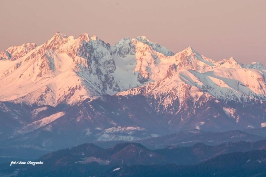 Wspaniały wschód słońca z widokiem na Tatry. Tam ciągle jest śnieg