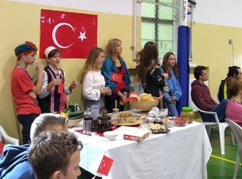 Malbork. Europejski Dzień Języków w SP 2 - po angielsku, niemiecku, serbsku, turecku i węgiersku