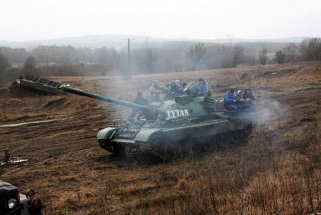 Teren zlotowiska w Malechowie znajduje się przy krajowej drodze numer 6 - to Fort Mariana. Miejsce widać z daleka, bo na wzgórzu stoją poustawiane pojazdy wojskowe, czy armaty. Oczywiście wszystko jest nieuzbrojone, a lufy są zaspawane