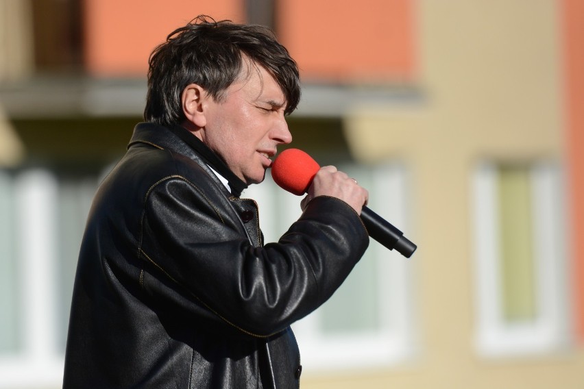 Zbigniew Kulwicki zaśpiewał dla mieszkańców przy ul. Tczewskiej w Grudziądzu
