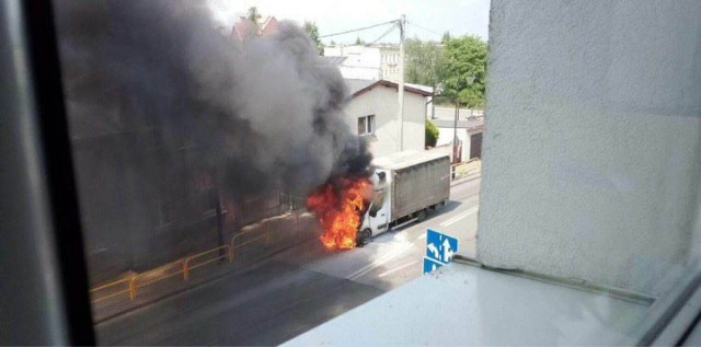 W Łasinie płonął samochód dostawczy. Słup dymu było widać z daleka